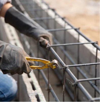 Hombre reformando pared de apartamento