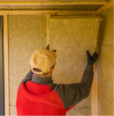 Hombre reformando pared de apartamento