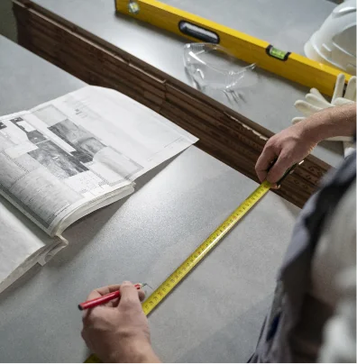 Hombre reformando pared de apartamento