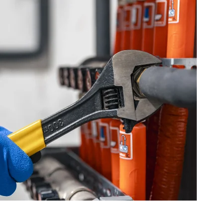 Hombre reformando pared de apartamento