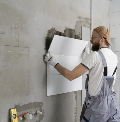 Hombre reformando pared de apartamento