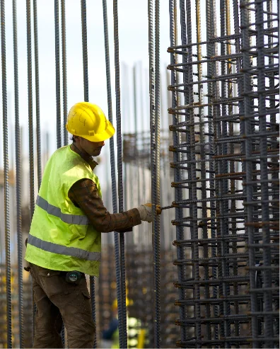 Hombre reformando suelo de apartamento