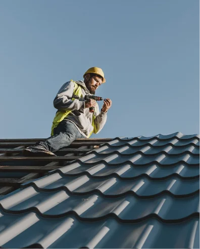 Hombre reformando suelo de apartamento