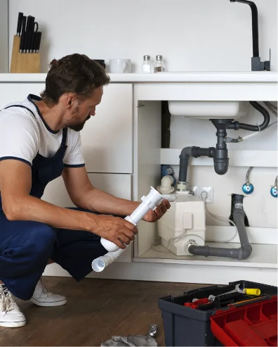 Hombre reformando suelo de apartamento