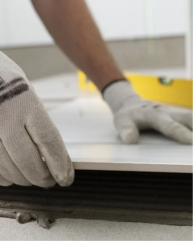 Hombre reformando suelo de apartamento