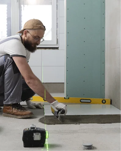 Hombre reformando suelo de apartamento