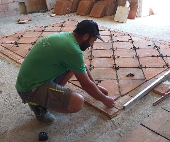 Jesús Cardenete reformando suelo