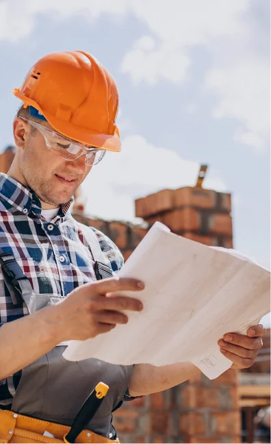 Obrero mirando planos